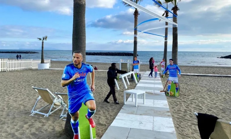 Bacoli, le sagome dei calciatori del Napoli e di Maradona in spiaggia per lo scudetto Bacoli, le sagome dei calciatori del Napoli e di Maradona in spiaggia per lo scudetto