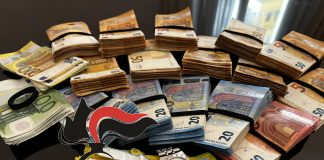 Fuorigrotta, cocaina in casa: si lancia dalla finestra