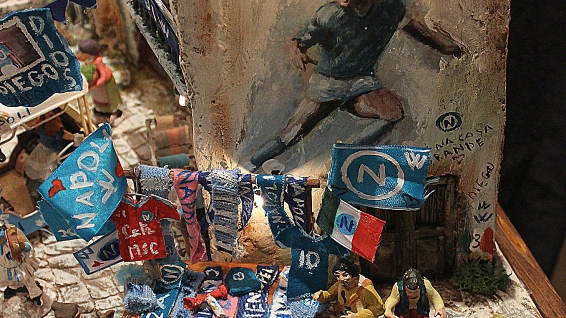 Calcio Napoli, un presepe dedicato alla festa del terzo scudetto
