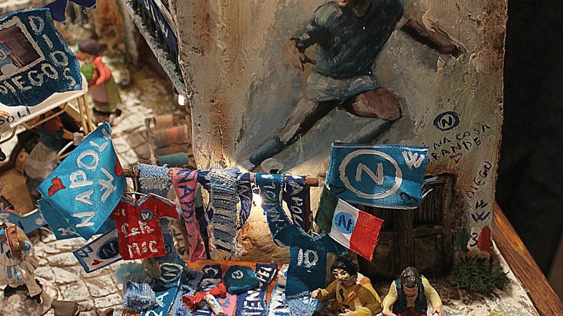 Calcio Napoli, un presepe dedicato alla festa del terzo scudetto Calcio Napoli, un presepe dedicato alla festa del terzo scudetto
