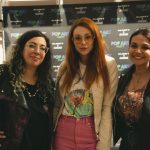 La fumettista Mirka Andolfo firma le t-schirt Alcott per Comicon Napoli 2023