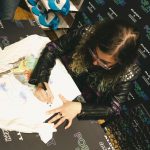 La fumettista Mirka Andolfo firma le t-schirt Alcott per Comicon Napoli 2023