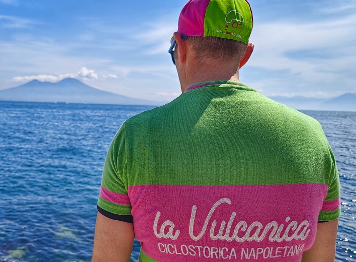 Vulcanica, biciclette per le strade di Napoli nello spirito del ciclismo di altri tempi