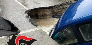 Maltempo a Napoli, auto inghiottita da una voragine