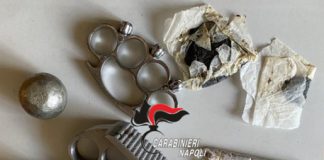 Saviano, in auto con droga e tirapugni: 35enne arrestato