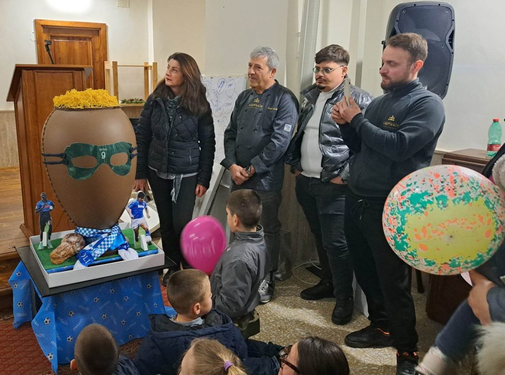 Pasqua di solidarietà alla Caritas di Aversa con l'Unicef e l'uovo gigante di Capparelli