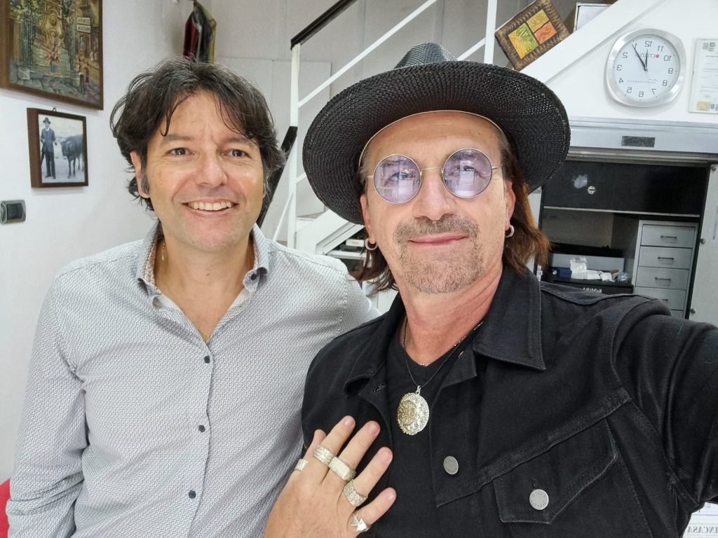 Bono Vox a piazza Orefici per indossare il Vesuvio al dito
