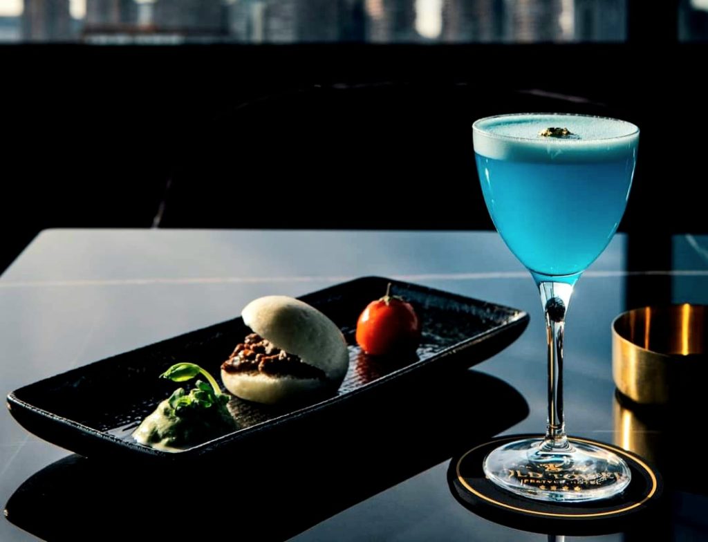 Al Gold Tower per il terzo scudetto del Napoli tre finger e un cocktail da delirio azzurro Al Gold Tower per il terzo scudetto del Napoli tre finger e un cocktail da delirio azzurro