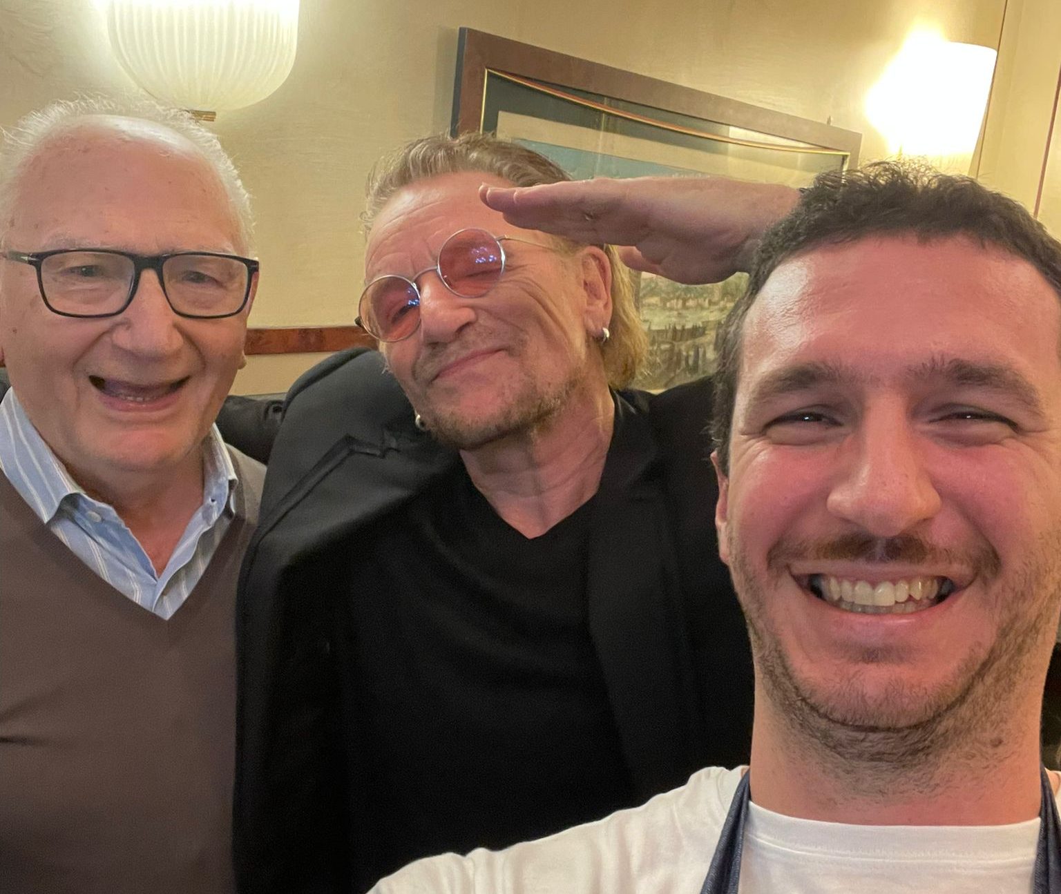 Bono Vox festeggia il suo 63esimo compleanno da Mimì alla Ferrovia