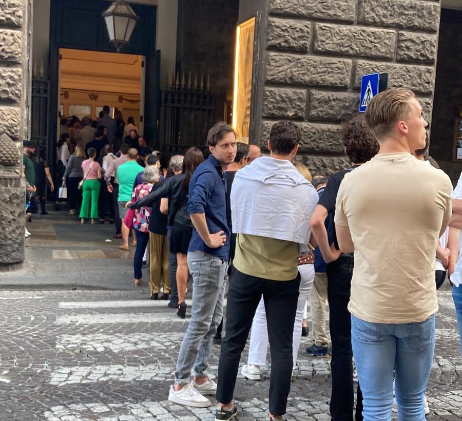 Caos al San Carlo annullato il 'Don Chisciotte': Turisti in fila per chiedere il rimborso