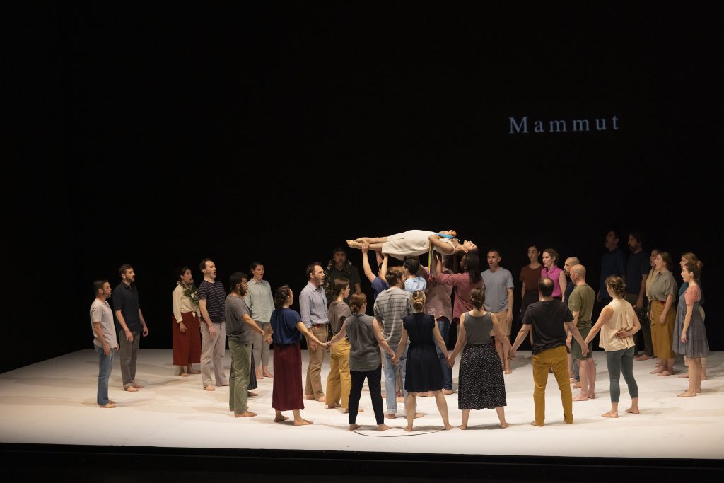 Romeo Castellucci incanta e illumina il Teatro di San Carlo, con la versione scenica del Requiem di Mozart