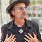 Bono Vox a piazza Orefici per indossare il Vesuvio al dito