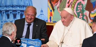 Calcio Napoli, De Laurentiis dona al Papa maglia numero 10