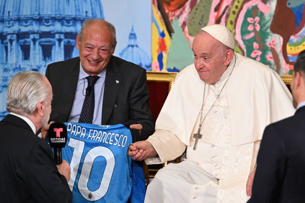 Calcio Napoli, De Laurentiis dona al Papa maglia numero 10