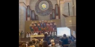 Fuorigrotta, coro da stadio in chiesa - VIDEO