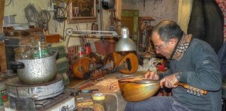 “‘O Guinness” del mandolino, passeggiata-posteggia musicale nel centro storico di Napoli