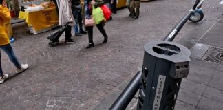 Via Cervantes, cade lampione su tenda mercatino