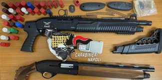 Scampia, trovati 2 fucili in un'auto sospetta: si indaga