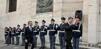 Vittorio Pisani capo Polizia a Napoli, applauso degli agenti