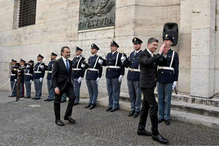 Vittorio Pisani capo Polizia a Napoli, applauso degli agenti