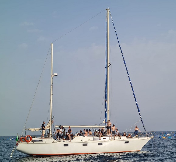 Scugnizzi a vela, sul bialbero di “Mare Fuori” la crociera didattica dei ragazzi dell’area penale di Napoli e Salerno Scugnizzi a vela, sul bialbero di “Mare Fuori” la crociera didattica dei ragazzi dell’area penale di Napoli e Salerno