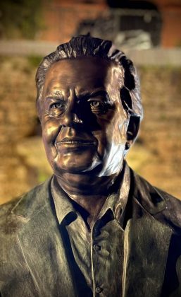 Domenico Sepe dedica un busto al celebre produttore di 007 Albert Broccoli