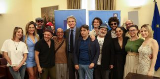 All'Arena Flegrea il Premio Carosone 2023: cast e artisti premiati Sul palcoscenico dell’Arena Flegrea Afro Blue, Bungaro, Roberto Colella (La Maschera), Dada’, Eugenio Finardi, dj Roberto Funaro, Paolo Jannacci, Kalìka, Lucariello, Luchè, Ciccio Merolla, Raiz, Franco Ricciardi, Dario Sansone (Foja), Suonno d’Ajere, Mario Venuti Presentano l’evento Maria Elena Fabi, Noemi Gherrero e Gianni Simioli Sabato 1 luglio – ore 21.00 Il Premio Carosone 2023 torna all’Arena Flegrea di Fuorigrotta, con un cast che vede protagonisti, come nelle precedenti edizioni, i grandi nomi della musica nazionale. A ricevere il prestigioso riconoscimento, sabato 1 luglio (ore 21.00) saranno Bungaro, Roberto Colella (La Maschera), Dada’, Eugenio Finardi, Paolo Jannacci, Kalìka, Lucariello, Luchè, Ciccio Merolla, Raiz, Franco Ricciardi, Dario Sansone (Foja), Suonno d’Ajere, Mario Venuti. Un’edizione in cui i tributi a Renato Carosone si mescolano e mischiano in maniera straordinaria con i tributi ad altri immensi personaggi della storia della musica italiana e napoletana. Ad accompagnare gli artisti in palcoscenico sarà la backing band Afro Blue, ovvero Paolo Sessa (piano), Andrea Palazzo (chitarre), Fabrizio Buongiorno (basso e synth bass), Umberto Muselli (sax e seconda tastiera), Paolo Forlini (batteria), Gerardo Palumbo (percussioni), Helen Tesfazghi (cori). Completa il cast carosoniano, dj Roberto Funaro. L’evento sarà presentato da Maria Elena Fabi, Noemi Gherrero e Gianni Simioli. Ideato e curato nella direzione artistica da Federico Vacalebre, giornalista e biografo ufficiale di Renato Carosone, il Premio Carosone 2023 è finanziato dalla Regione Campania (POC 2014-2020), prodotto e promosso dalla Scabec con Teta Pitteri. L’evento è stato presentato nella Sala De Sanctis di Palazzo Santa Lucia (sede della Regione Campania). Hanno partecipato Felice Casucci, Assessore alla Semplificazione amministrativa e al Turismo della Regione Campania Pantaleone Annunziata, Amministratore unico della Scabec, Federico Vacalebre, direttore artistico del Premio Carosone 2023, e parte del cast: Maria Elena Fabi, Roberto Colella (La Maschera), Dada’, dj Funaro, Noemi Gherrero, Kalìka, Lucariello, Ciccio Merolla, Dario Sansone (Foja), Suonno d’Ajere. Nato nel 2002, il Premio ha attratto negli anni 70.000 spettatori, difendendo, rilanciando e divulgando il canzoniere di Carosone e la sua lezione di una canzone armata di sorriso, attraverso grandi protagonisti della musica italiana e internazionale, tra cui Stefano Bollani, Giovanni Allevi, Noa, Massimo Ranieri, Renzo Arbore, Tonino Carotone, Planet Funk, Catherine Ringer, James Senese, Edoardo ed Eugenio Bennato, Peppe Barra, Lina Sastri, Nino D’Angelo, Peppino Di Capri, Tullio De Piscopo, Raiz, Gigi Finizio, Arisa, Alex Britti, Neri per caso, Vinicio Capossela, Enzo Jannacci, Daniele Silvestri, Carmen Consoli, Max Gazzè, Caparezza. «Il Premio Carosone non è soltanto un tributo all’americano di Napoli, al primo grande contaminatore capace di rinnovare una tradizione verace senza rinnegarla, ma anche un carosello newpolitano di omaggi, di riconoscenza per i maestri e di scommessa per i talenti emergenti – ha raccontato Federico Vacalebre –. Ecco, allora, quest'anno stare insieme i tributi a Pino Daniele di Luchè, a Domenico Modugno di Bungaro, a Sergio Bruni di Raiz, a Federico Salvatore e Diego Armando Maradona di Colella, a Napoli gemella di Bahia ma anche ad Alan Sorrenti di Venuti. Ecco i protagonisti di domani, Dada’, Kalìka, Suonno d’Ajere, con una forte attenzione alla scena femminile. Ecco i protagonisti di oggi, Luchè, Franco Ricciardi, Lucariello, Ciccio Merolla. Ecco Paolo Jannacci, premiato a vent’anni dalla storica serata in cui il padre Enzo ritirò il Premio Carosone. Ecco Eugenio Finardi che americano lo è davvero e ora anche napoletano ad honorem: a lui, naturalmente l'onore di intonare “Tu vuo’ fa l’americano”. CantaNapoli, Napoli carosoniana.» Per l’Amministratore Unico della Scabec Pantaleone Annunziata, «il Premio Carosone è un’eccellenza tra gli eventi musicali regionali, e la Scabec è onorata di produrlo e promuoverlo per il secondo anno consecutivo, grazie al contributo della Regione Campania. Carosone è stato un artista di fama internazionale, un innovatore nel suo campo. Per gli artisti che lo dovranno reinterpretare, questo evento rappresenta una sfida; e noi - in veste di fruitori, come i tanti spettatori che potranno assistere al Premio gratuitamente - non vediamo l’ora di ascoltare i prodotti di questa sfida, che saranno sicuramente eccezionali». «Compito della Regione Campania che tanto investe sulla cultura – ha concluso Felice Casucci, Assessore alla Semplificazione amministrativa e al Turismo della Regione Campania – è puntare sulle eccellenze come il Premio Carosone, capaci di scommettere anche sulle nuove leve: i protagonisti di questo prestigioso evento, oltre al grande Carosone e al tributo che viene fatto al suo genio immenso, sono proprio gli artisti che sabato animeranno il palco dell’Arena Flegrea.» L’evento – trasmesso lunedì 10 luglio alle 20:50 da Canale 21 – è a ingresso gratuito, con prenotazione obbligatoria sui siti www.premiocarosone.it e www.scabec.it. La richiesta di accrediti stampa deve essere inviata entro le ore 12.00 di giovedì 29 giugno a stampa@scabec.it, indicando i propri dati (nome, cognome, numero di telefono, testata giornalistica di riferimento). Vista la ridotta disponibilità di posti, verrà data priorità alle testate giornalistiche di rilevanza nazionale. L’ufficio stampa provvederà a informare i giornalisti giovedì pomeriggio circa l’esito della richiesta e le modalità di ritiro dell’accredito.