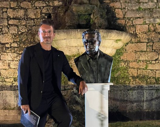 Domenico Sepe dedica un busto al celebre produttore di 007 Albert Broccoli