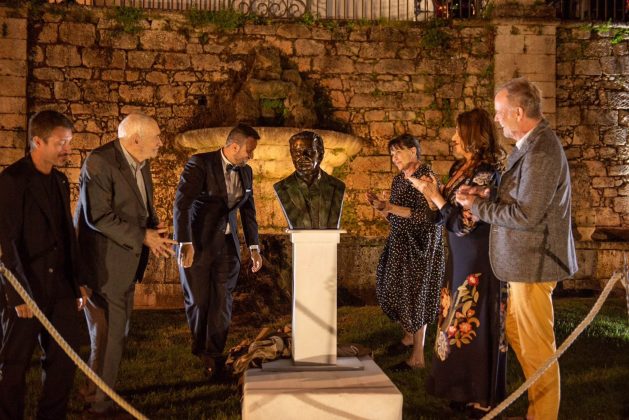 Domenico Sepe dedica un busto al celebre produttore di 007 Albert Broccoli