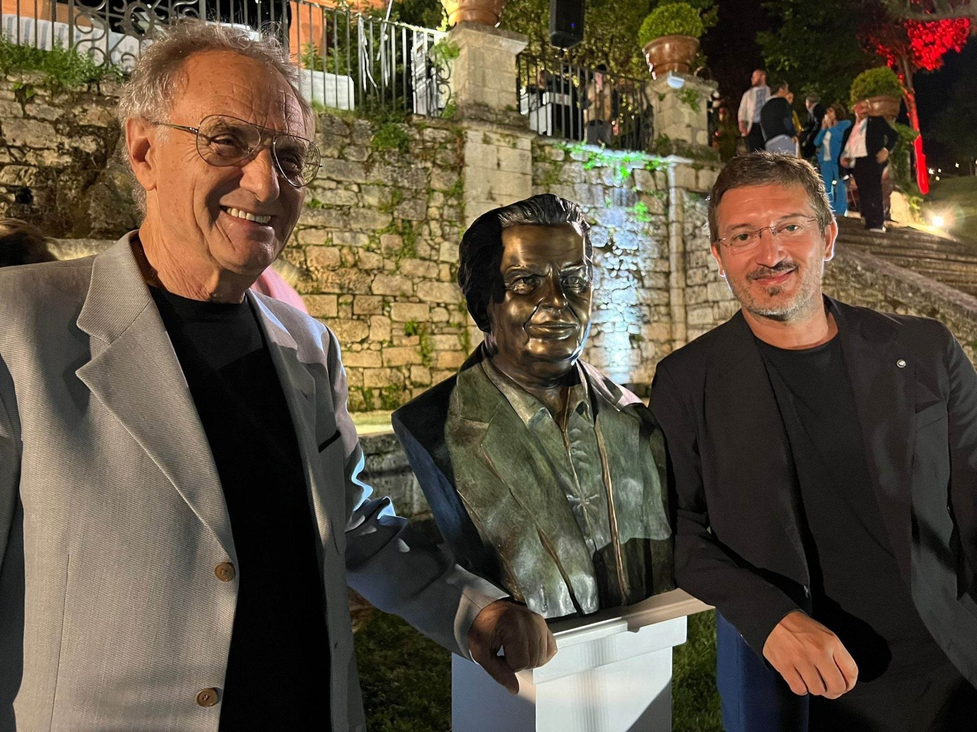 Domenico Sepe dedica un busto al celebre produttore di 007 Albert Broccoli