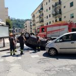 Incidente a Fuorigrotta scontro tra due auto e una si ribalta