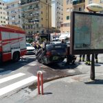 Incidente a Fuorigrotta scontro tra due auto e una si ribalta