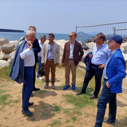 A via Caracciolo e lido comunale di Bagnoli ombrelloni gratis per i disabili e cittadini