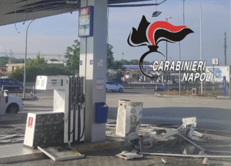 Ponticelli, fanno esplodere ordigno per rubare soldi in distributore benzina