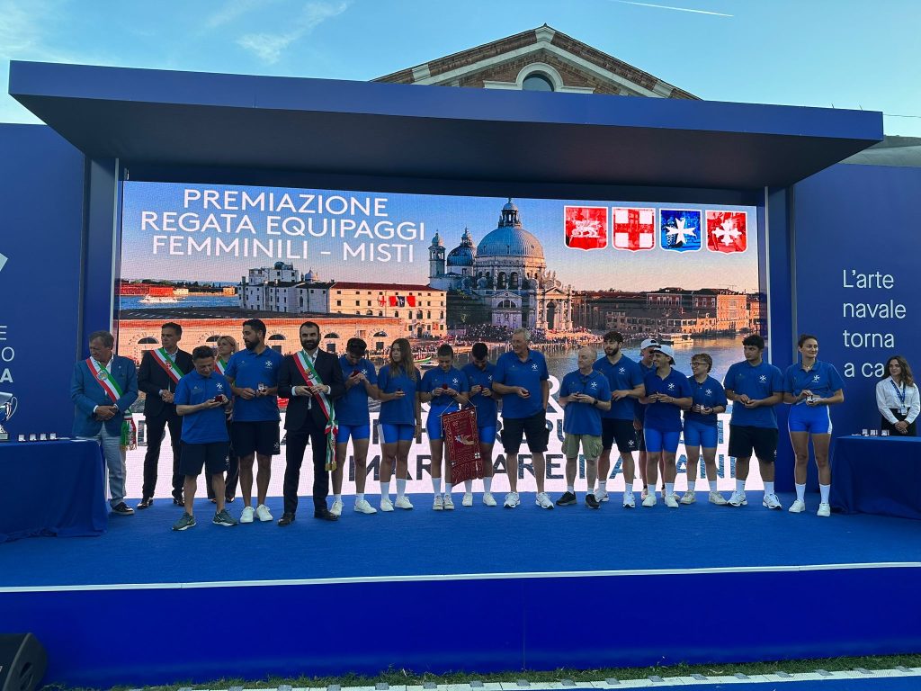 Amalfi, regata sulla Laguna: l’equipaggio misto vince sui 1000 metri Amalfi, regata sulla Laguna: l’equipaggio misto vince sui 1000 metri
