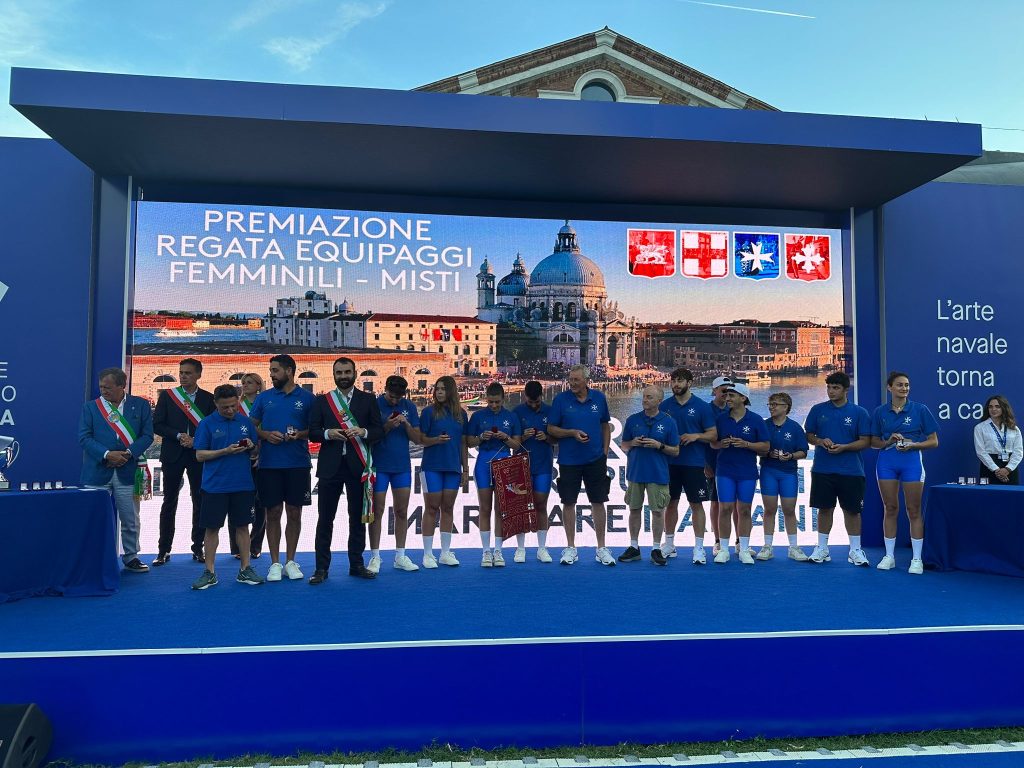 Amalfi, regata sulla Laguna: l’equipaggio misto vince sui 1000 metri