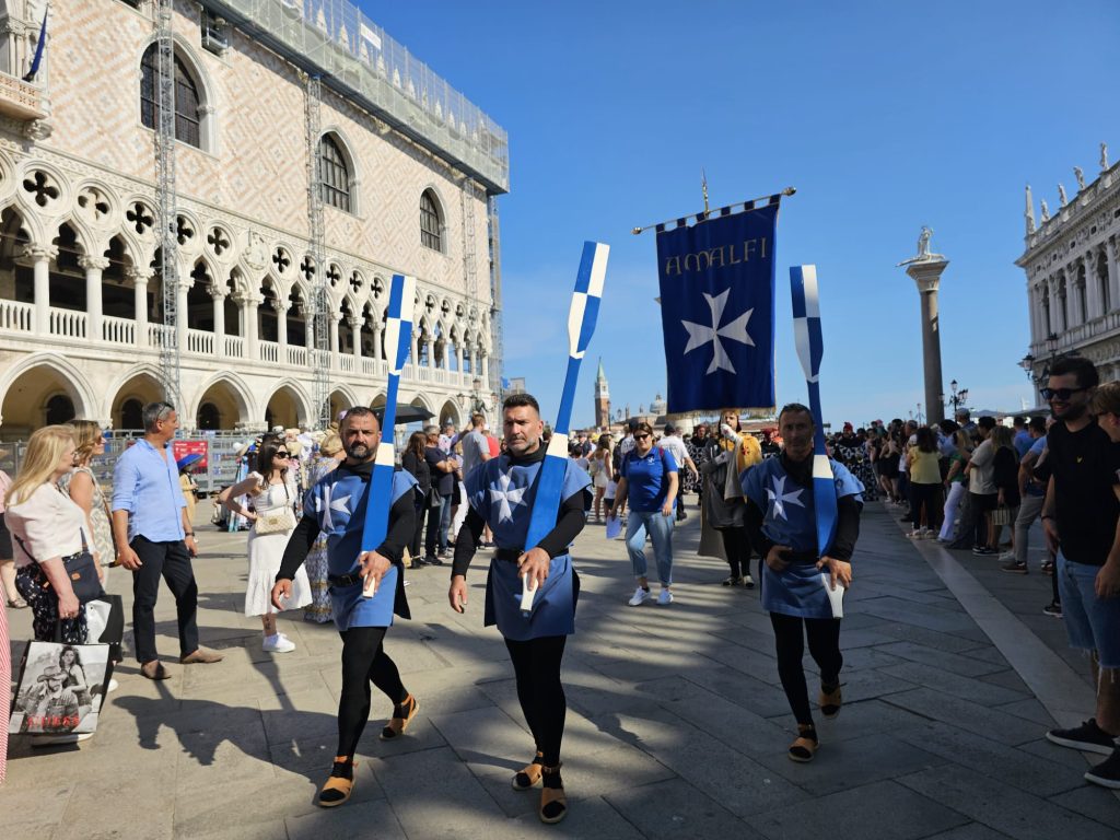 Amalfi, regata sulla Laguna: l’equipaggio misto vince sui 1000 metri