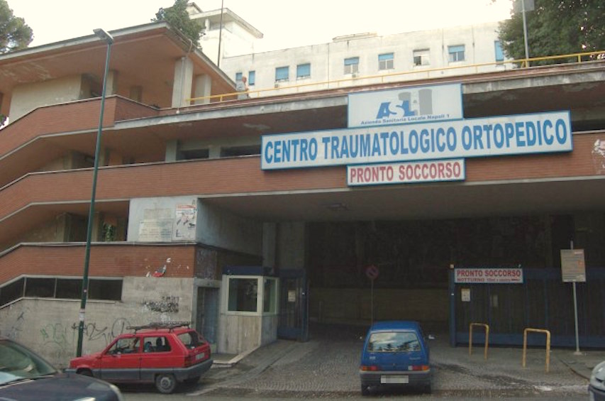 Scampia, 34enne aggredito e accoltellato alla schiena Scampia, 34enne aggredito e accoltellato alla schiena