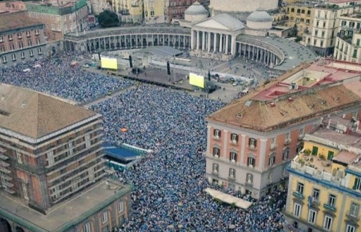 Calcio Napoli, migliaia di persone in piazza per festeggiare i campioni d'Italia