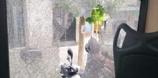 Vomero, blocca il traffico con l'auto in doppia fila e spacca finestrino bus