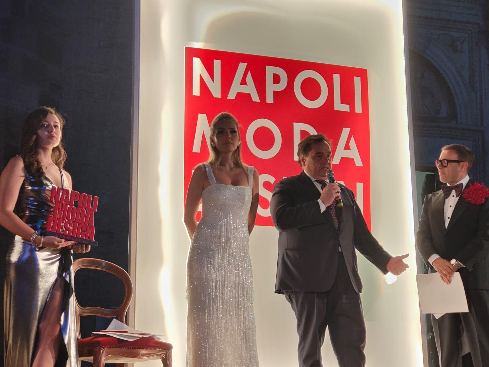Ugo Cilento riceve dal Sindaco Gaetano Manfredi il premio NapoliModaDesign 2023
