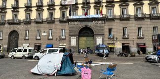 Secondigliano, sfollati dormono in tenda di fronte al Comune