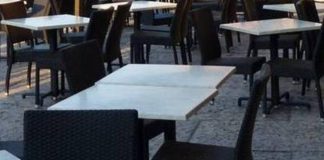 Comune di Napoli, guerra al tavolino selvaggio