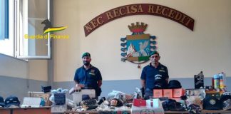 Articoli contraffatti sequestrati a Napoli