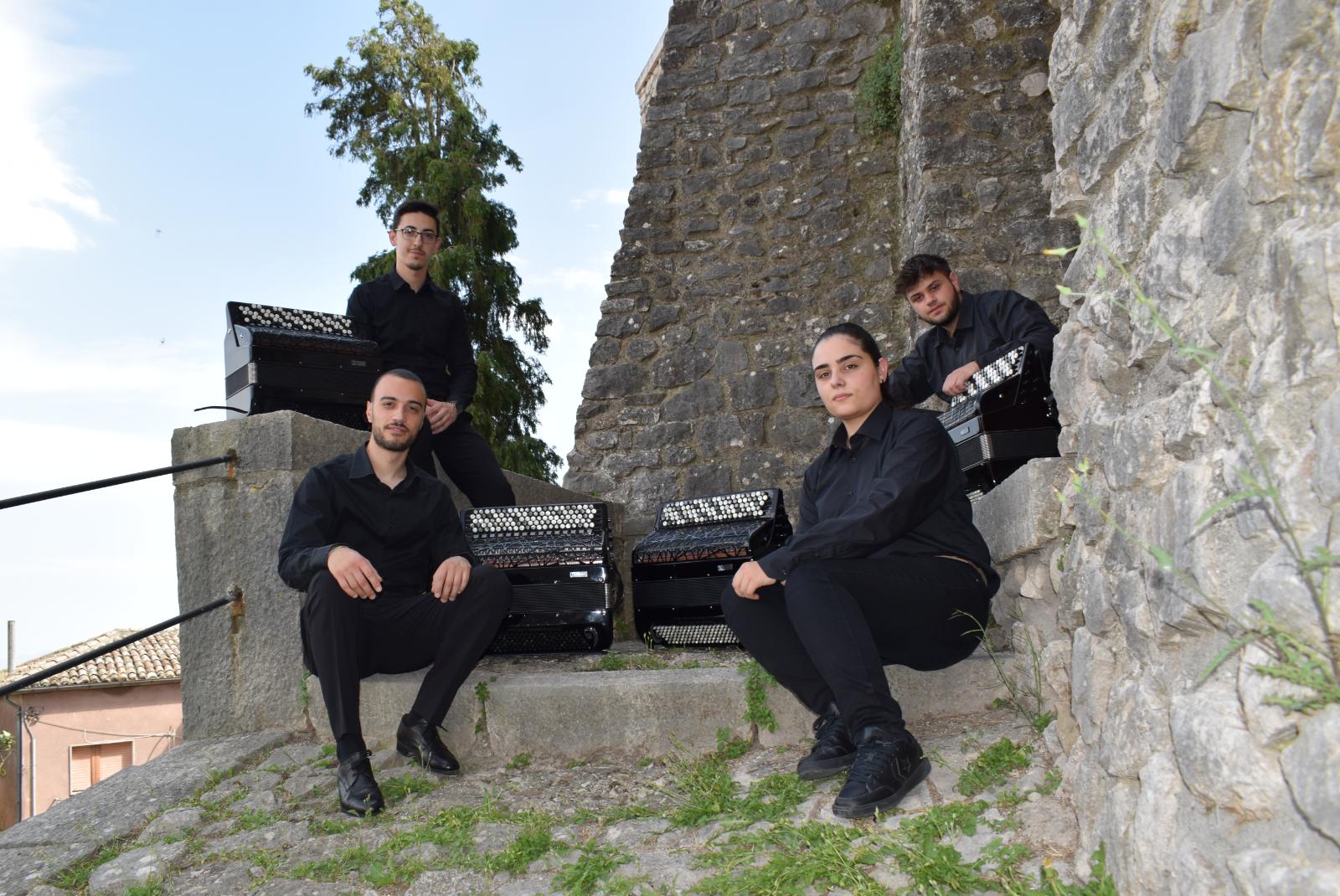 Al Rione Terra di Pozzuoli arriva la musica De L'Harmonikòs Quartet