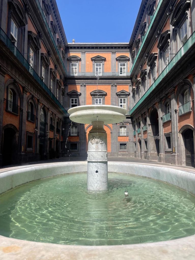 Palazzo Reale di Napoli, restaurata la fontana ovale nel Cortile delle Carrozze