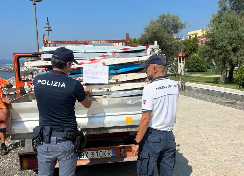 Blitz sul Lungomare Pertini di Pozzuoli: sequestrati 150 lettini e 50 ombrelloni