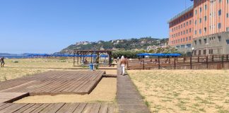 Bagnoli, ombrelloni gratis in spiaggia: è subito sold out