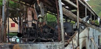 Pozzuoli, sfonda cancello Comune con un bus e lo incendia