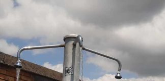 Ischia, docce a 1 euro sulla spiaggia libera di Citara